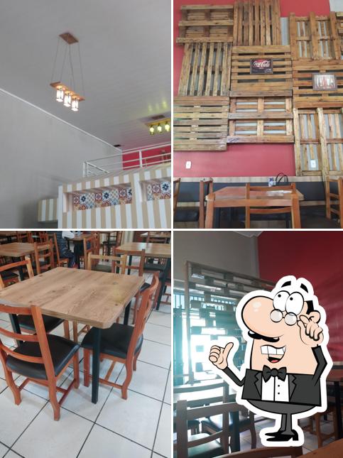 Sente em uma das mesas no Colher De Pau Restaurante