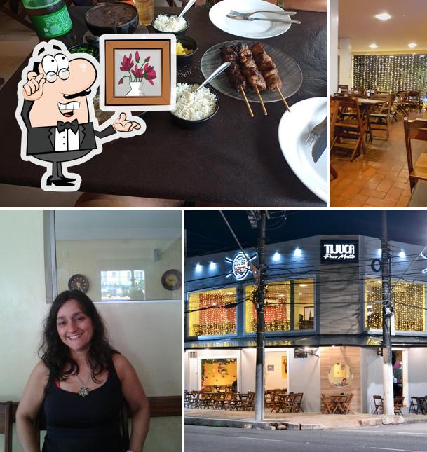 Sente em uma das mesas no Clube do Espeto Grill