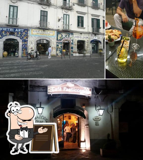 Puoi goderti l'aria fresca da seduto all'esterno di Russo Amalfi Coast