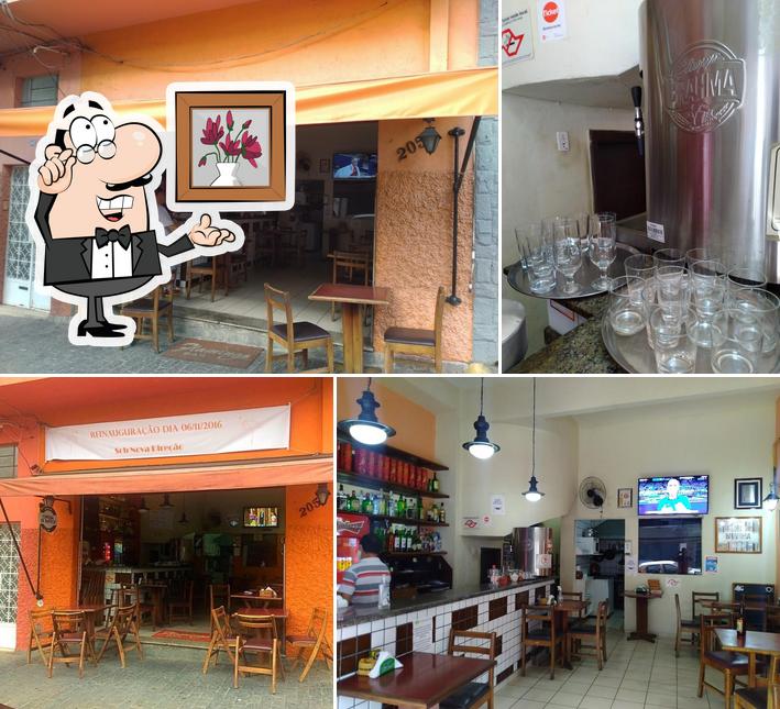 Sente em uma das mesas no Flamingo Bar