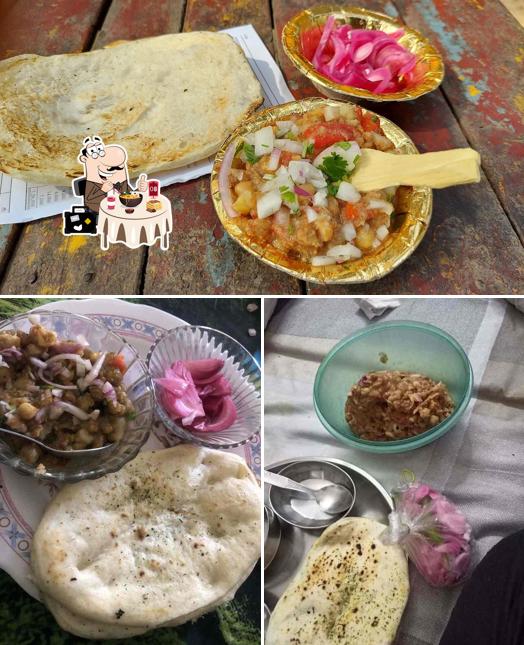 Food at Dinanath Ke Special Cholle Kulche