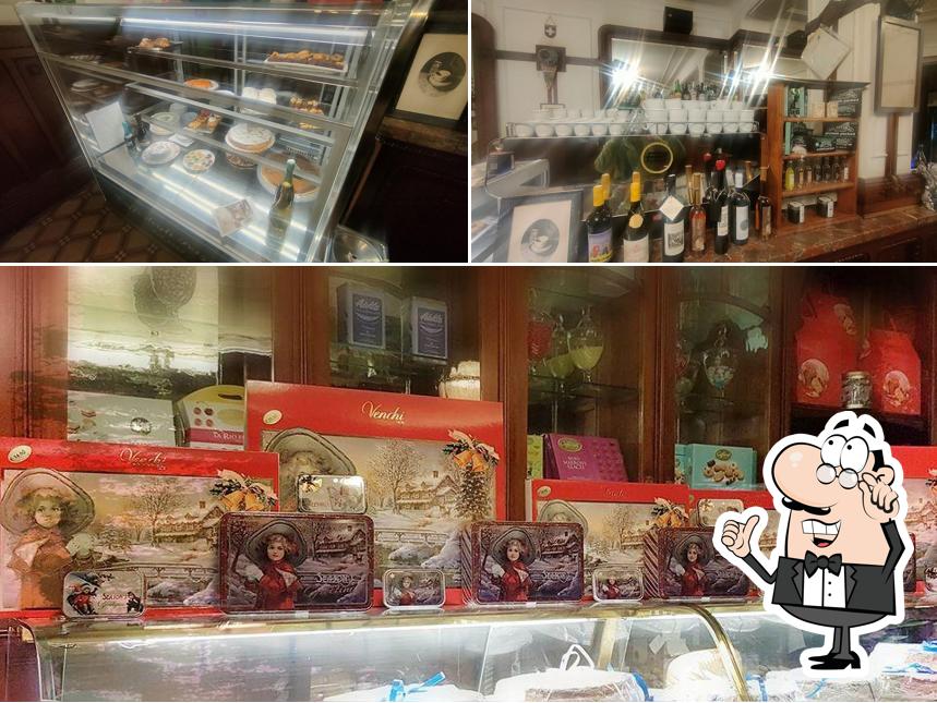 Siediti a un tavolo di Caffè e Antica Pasticceria degli Svizzeri