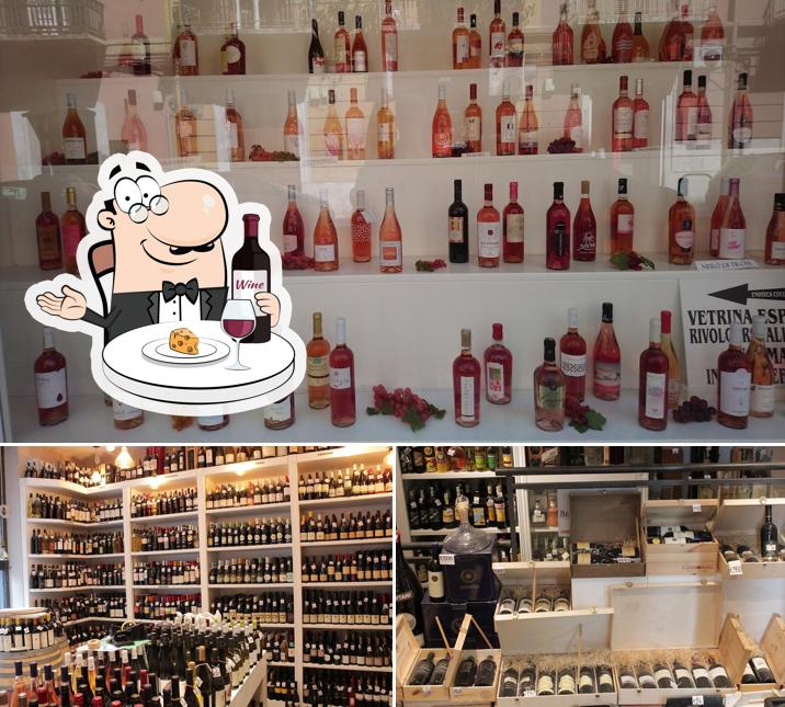 Goditi un bicchiere di vino a Enoteca Cucumazzo