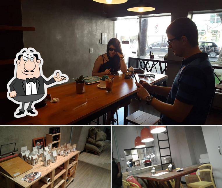 Sente em uma das mesas no Kaffe Torrefação e Treinamento | Boa Viagem