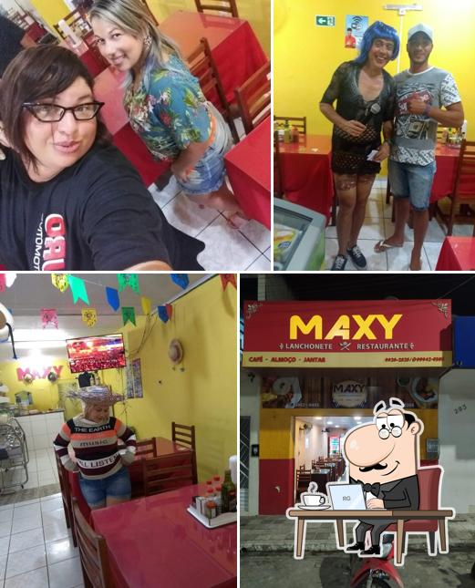 O interior do Maxy Lanchonete e Restaurante