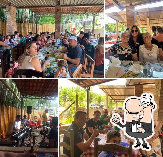 Sente em uma das mesas no Restaurante Da Roça