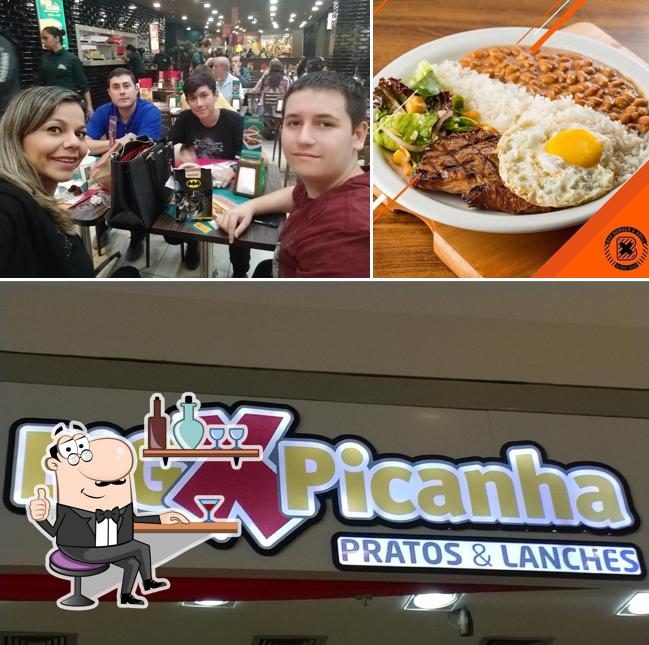 Sente em uma das mesas no Big X Picanha - Tietê Plaza Shopping