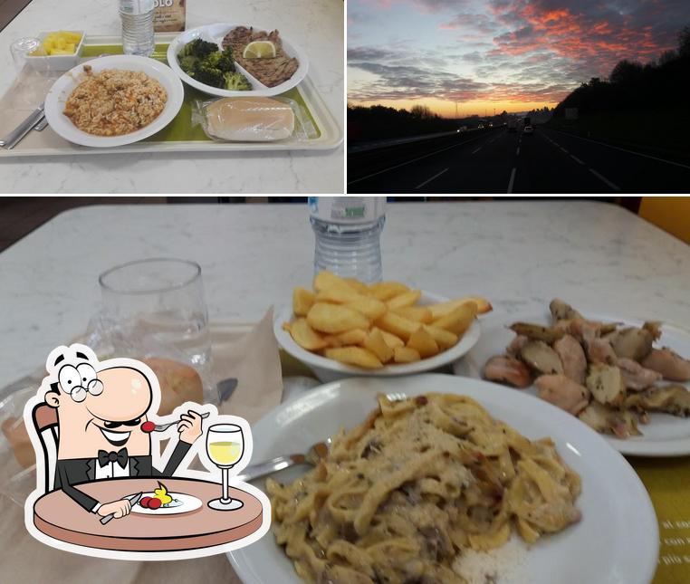 La cibo e esterno del ristorante
