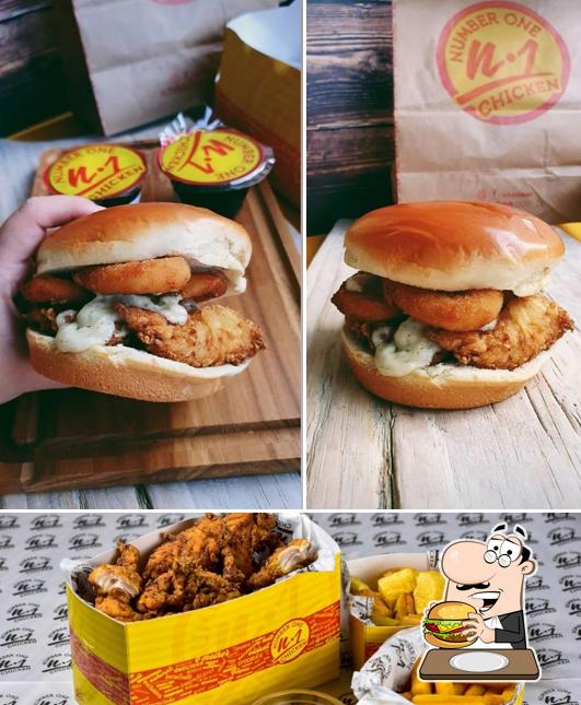 Os hambúrgueres do N1 Chicken Canoas irão saciar uma variedade de gostos
