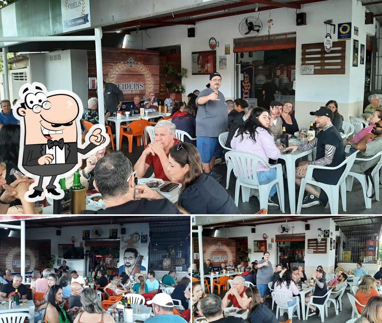 Sente em uma das mesas no Fidélis Bar da Sombra