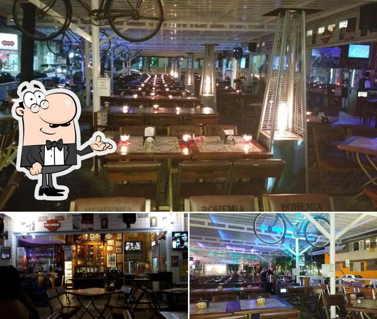Sente em uma das mesas no Garage Bar Steakhouse