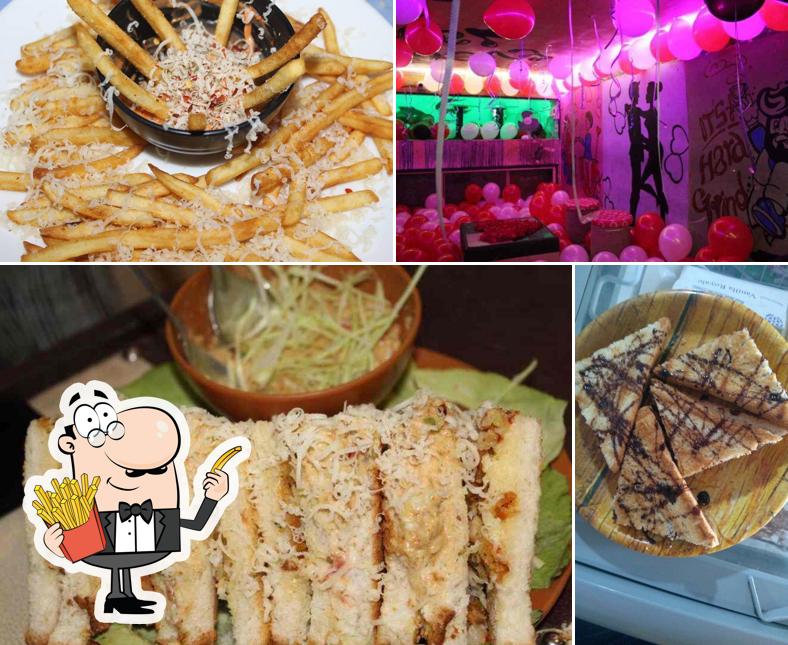 Order chips at Tom & Jerry Cafe