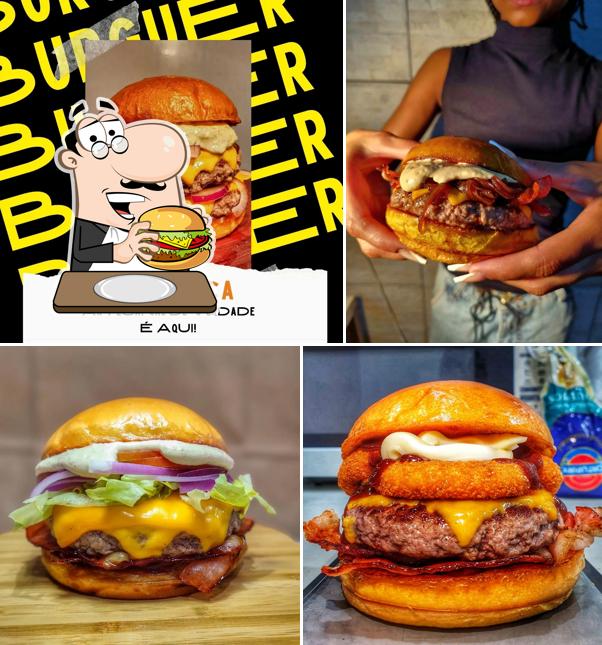 Peça um dos hambúrgueres disponíveis no TÔ NA 13 HOMELY BURGER