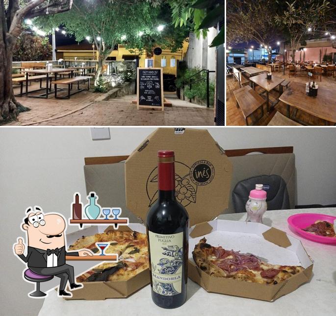 Sente em uma das mesas no Inês Centro