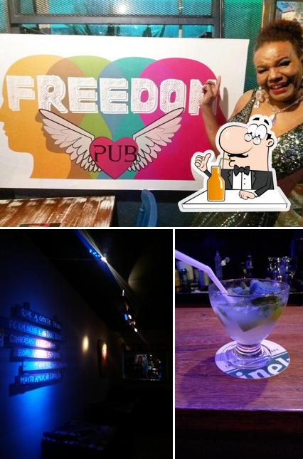 Desfrute de um drinque no Freedom Pub