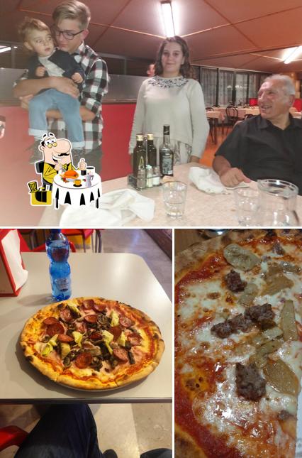 Guarda la immagine che mostra la cibo e interni di Pizzeria Dai Tosi