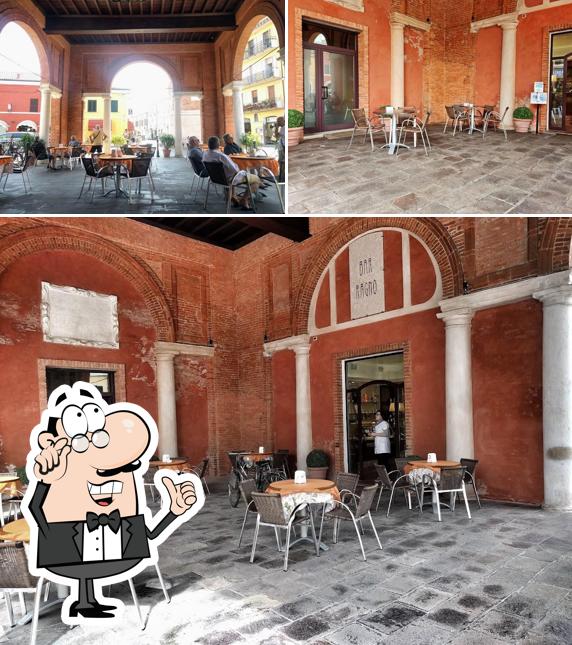 Dai un'occhiata agli interni di Bar Ragno