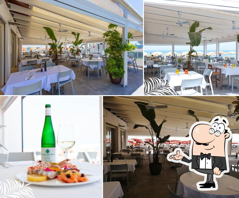 Siediti a un tavolo di Ristorante Pizzeria Walkiki Beach