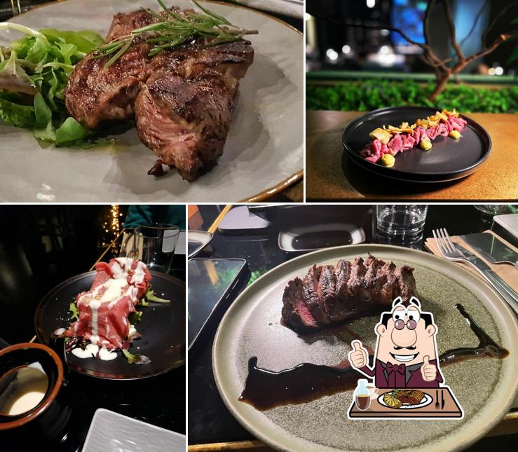 Piatti di carne vengono serviti a MuuLab Strada Parco