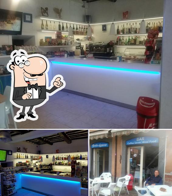 Tra le diverse cose da Bar Grotta Azzurra si possono trovare la interni e vino