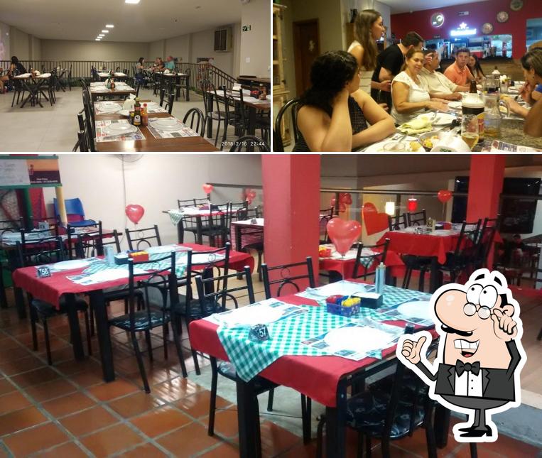 Sente em uma das mesas no Pizzaria Don Carloni