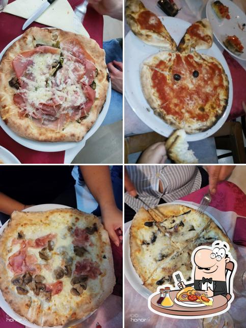 Scegli una pizza a Ristorante Pizzeria al Timone