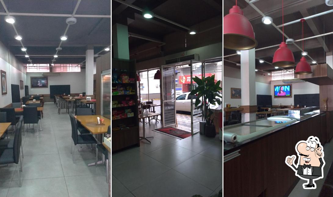 Sente em uma das mesas no El Águila Confeitaria