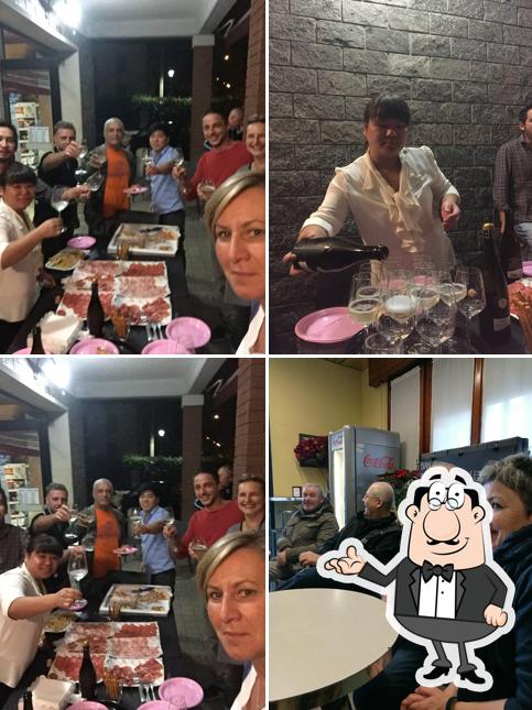 Siediti a un tavolo di Bar Harley