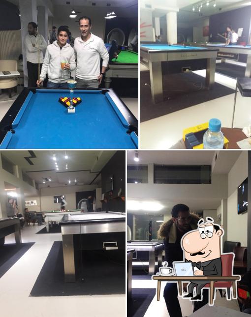 Installez-vous à l'une des tables de Breizh Coffee & Pool