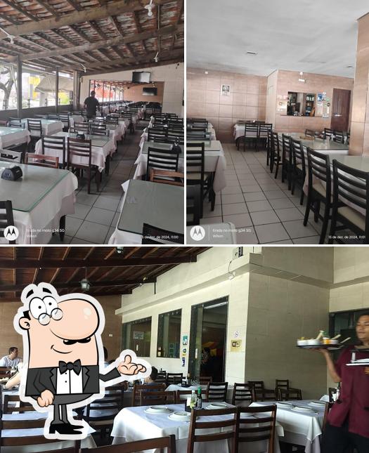 Sente em uma das mesas no Churrascaria e Pizzaria Bode do Primo