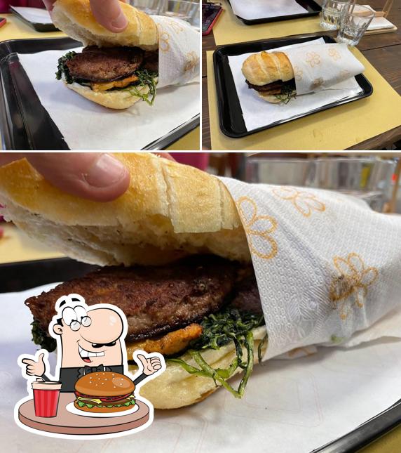 Prenditi un hamburger a Er Panino de' Pino di Lucarelli L. & C. S.a.s