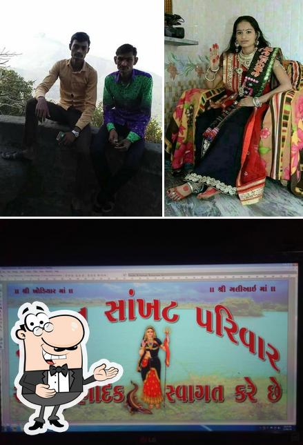 Here's a pic of Mama Na Dalwada & Rajwadi Ganthiya
