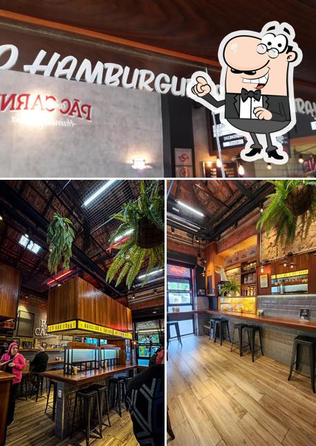 O interior do Pão com Carne Hamburgueria