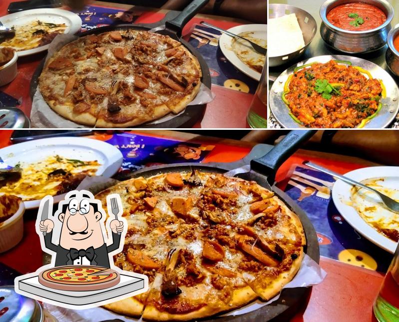 Order pizza at Sveda The Lounge