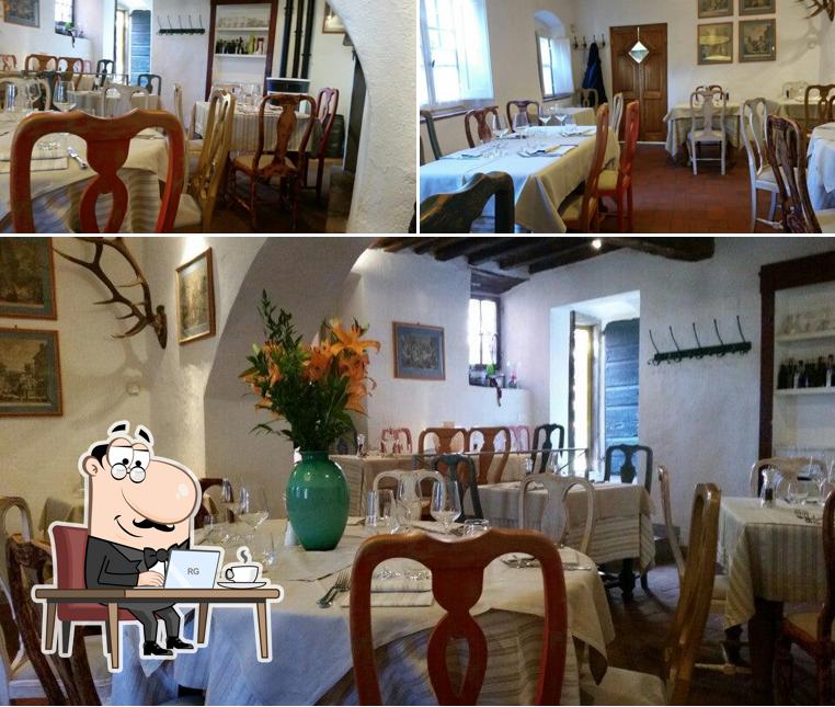 Questa è la foto che mostra la interni e tavolo da pranzo di La Cantinetta di Sassolini