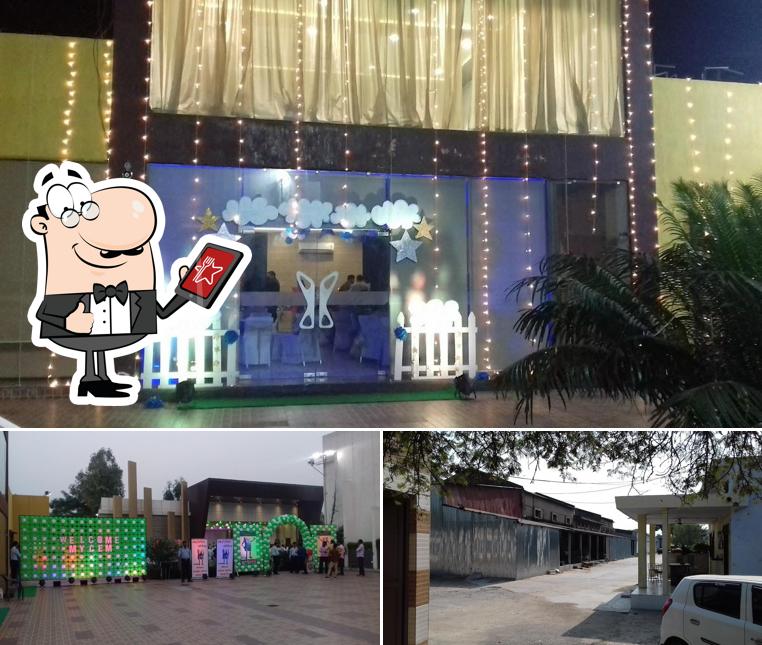 Check out how Moti Mahal Deluxe looks outside