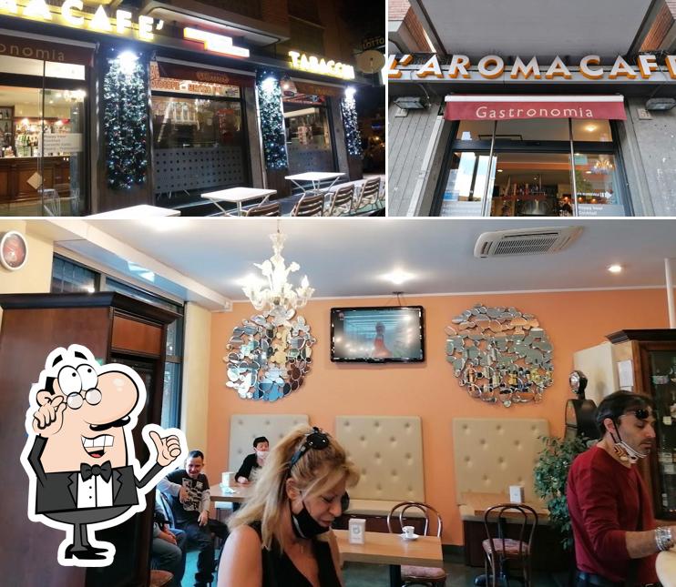 Tra le diverse cose da L'aroma Cafè Srl Bar si possono trovare la interni e esterno