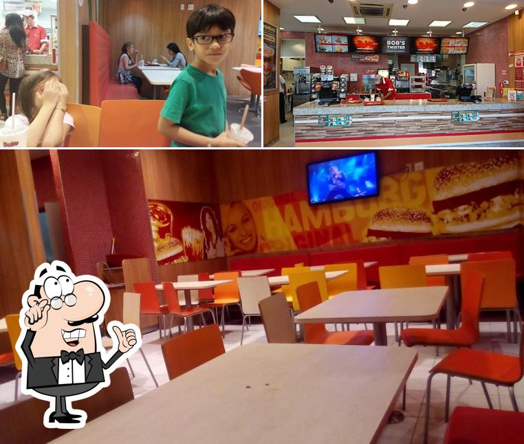Veja imagens do interior do Bob's Burger - Drive Bancários