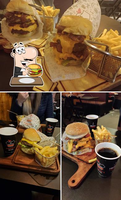 Experimente um dos hambúrgueres servidos no Piratas Hot Dog São José - o melhor Hot Dog de São José dos Pinhais