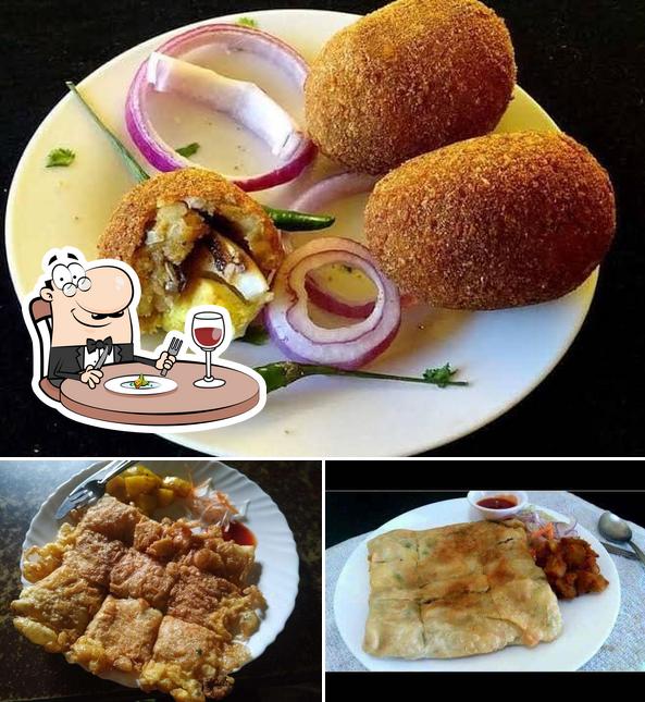 Food at Cafe-de-Luxe