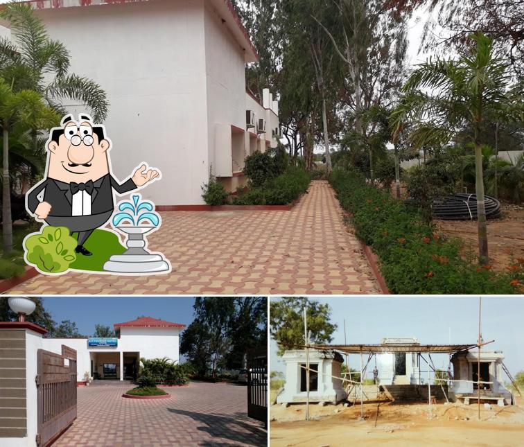 Take a look at the outside area of Lepakshi Haritha Hotel(APTDC)