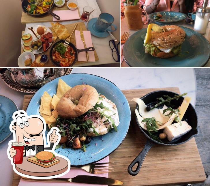 Prenditi un hamburger a Café Elena