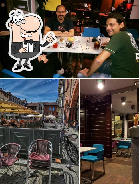 Gli interni di Mid Way Cafè 900