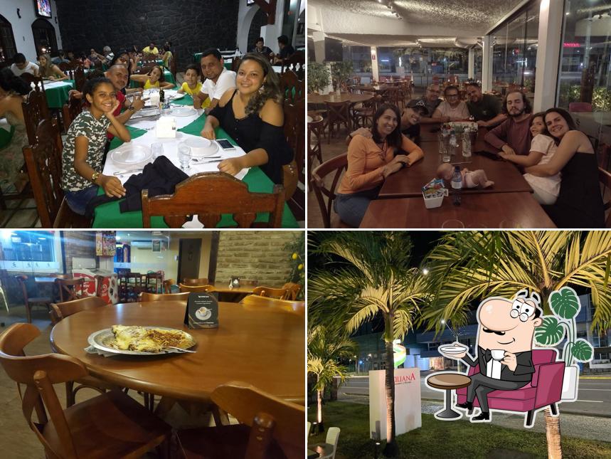 Sente em uma das mesas no Siciliana