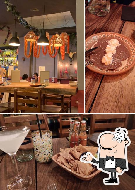 Dai un'occhiata agli interni di Taqueria Los Cuñados