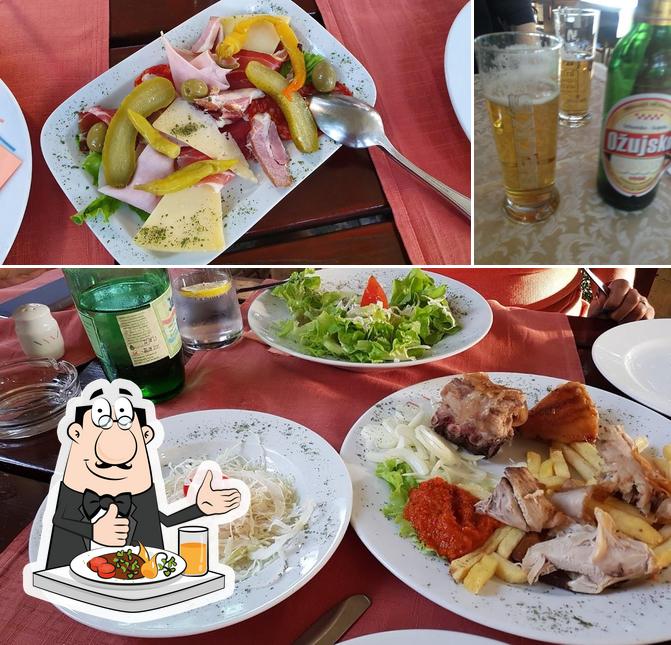 Tra le diverse cose da Restoran Pineta si possono trovare la cibo e birra