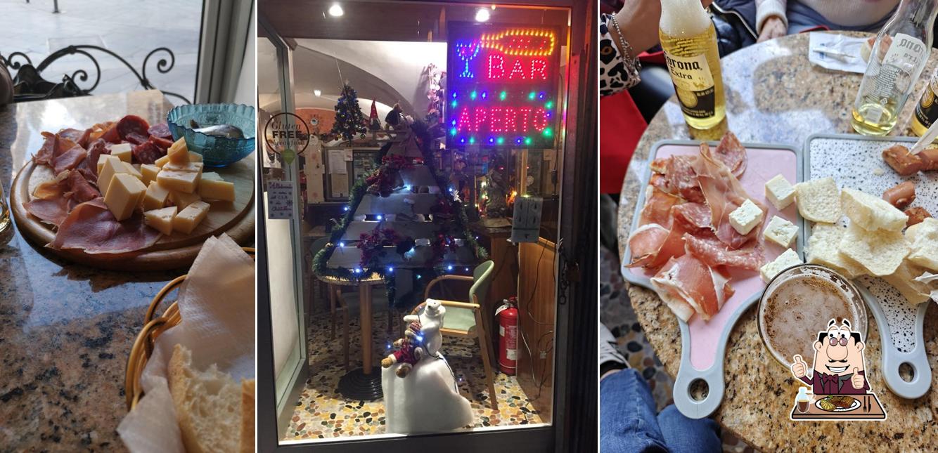 Ordina i piatti di carne a Monica Bar