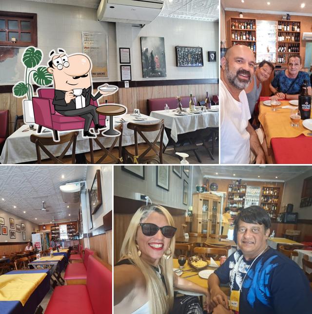 Sente em uma das mesas no Cervs Cocina Española