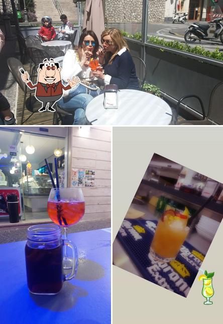 Tra le diverse cose da Bar Joly si possono trovare la cibo e esterno