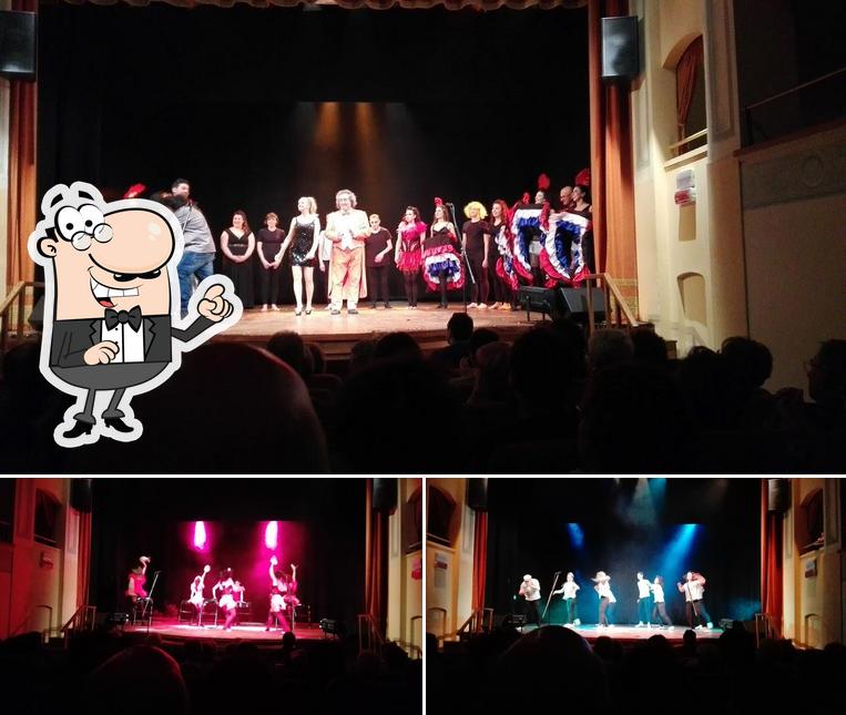 Dai un'occhiata agli interni di Bar della Piazza di Lin Weifa